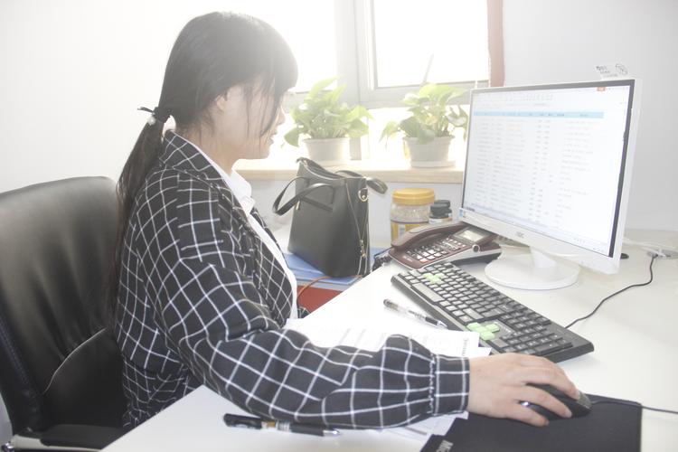 目前在武汉一家大型网络科技担任网络开发工程师职务,月薪超过了八千